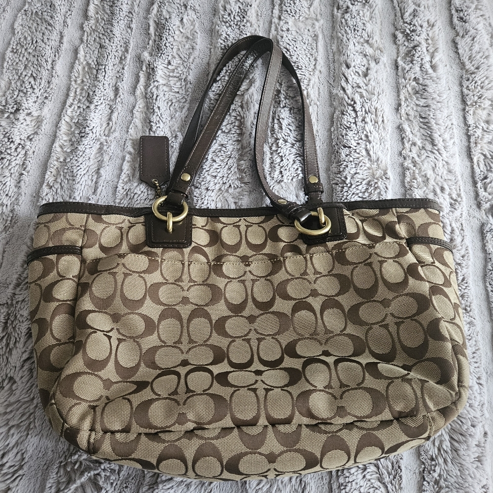Coach logo brown handle bag